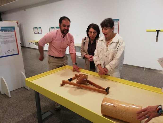 Urquía, Ruiz y Fernández, con uno de los experimentos de la exposición
