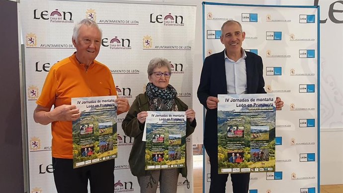 El concejal de Deportes, Vicente Canuria, junto a Camino Fernández y Vicente García, organizadores de las IV Jornadas de Montaña en Primavera.