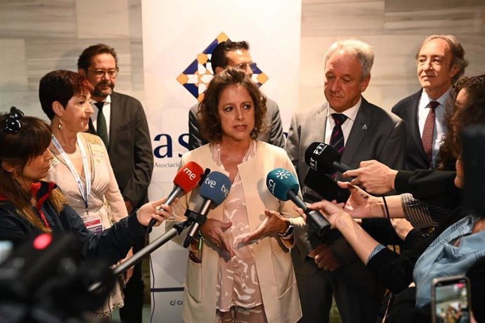 La consejera de Salud y Consumo, Catalina García, atiende a los medios en Granada