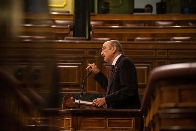 Archivo - El diputado del PRC José María Mazón interviene durante una sesión de control al Gobierno, en el Congreso de los Diputados, a 8 de febrero de 2023, en Madrid (España). 