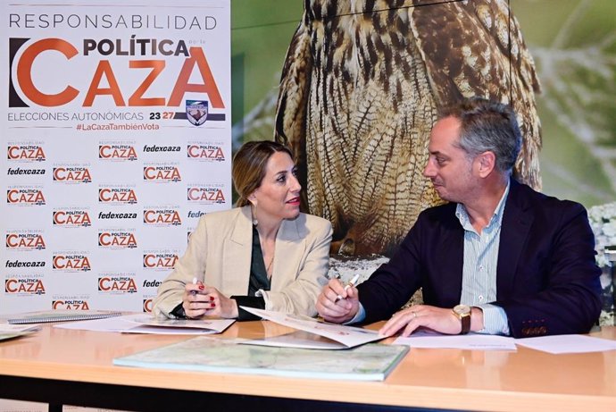 La presidenta del PP de Extremadura y el presidente de Fedexcaza