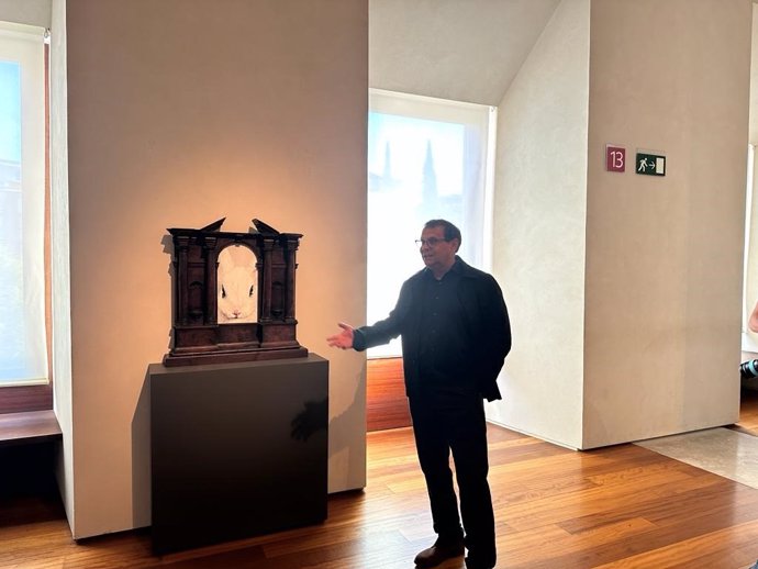 El artista Santiago Ydáñez inaugura su exposición en el Museo Nacional del Escultura.