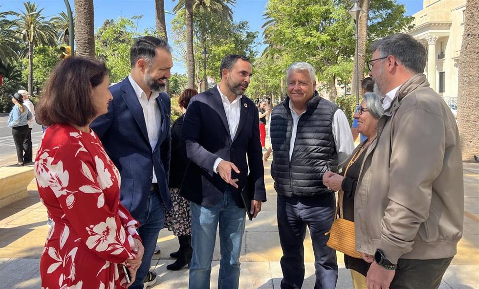 El portavoz socialista en el Ayuntamiento de Málaga, Dani Pérez, junto con ediles del PSOE