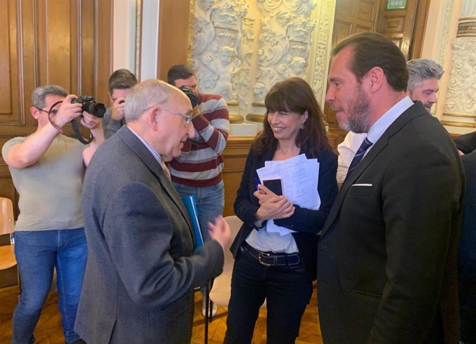 El alcalde de Valladolid, Óscar Puente, conversa con el prsidente de la Federación de Casas Regionales y Provinciales de Valladolid, José Luis Bellido, en presencia de la concejal Ana Redondo.