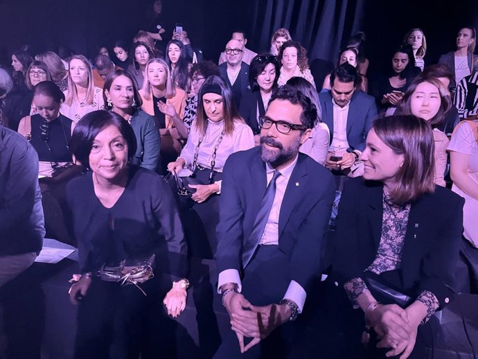 El conseller Roger Torrent, la directora del Consorci de Comer, Artesania i Moda Agns Russiñol y la directora del BBFW Albasari Caro