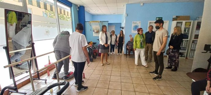 La consellera de Salud, Patricia Gómez, visita la sede de Rehacer junto a otros cargos del Servicio de Salud
