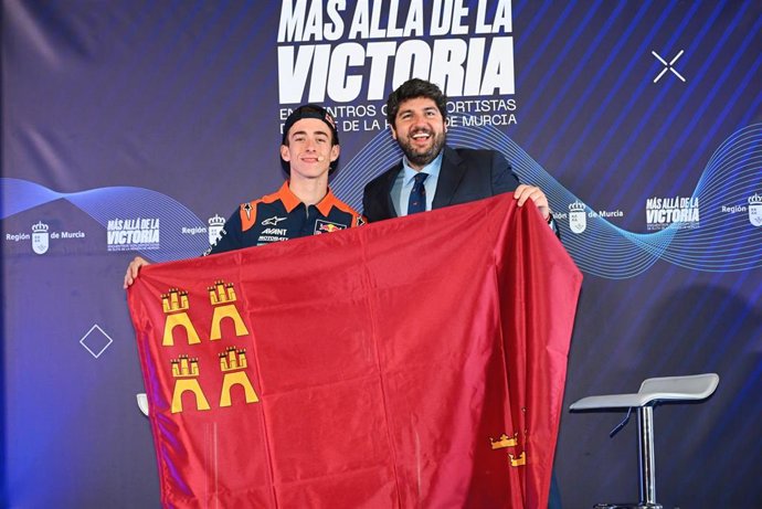 López Miras entrega la bandera de la Región al piloto
