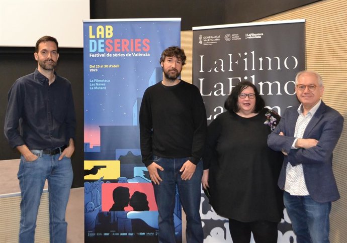 Los directores de LABdeseries, Mikel Labastida, David Brieva y Áurea Ortiz, junto al responsable del IVC, Abel Guarinos, en la presentación del festival
