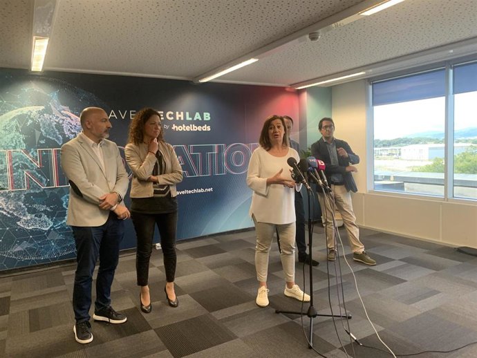 La presidenta del Govern, Francina Armengol, durante la visita a Hotelbeds