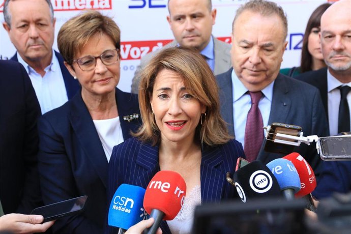 La ministra de Transportes, Movilidad y Agenda Urbana, Raquel Sánchez, atiende a los medios de comunicación en Almería.