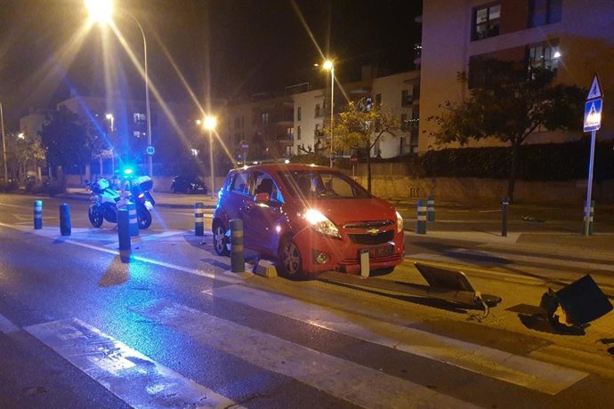 Un coche accidentado tras chocar contra una señal de tráfico en Palma.