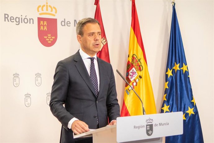 El consejero de Presidencia, Turismo, Cultura, Juventud, Deportes y Portavocía, Marcos Ortuño, en la presentación de la página web de las elecciones autonómicas.