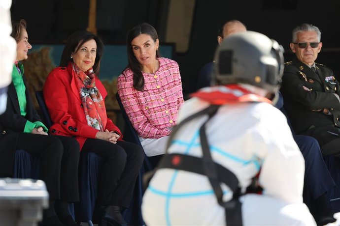 La Reina Letizia y la ministra de defensa, Margarita Robles, durante el acto de clausura del Centenario de la primera aeroevacuación médica en España, a 20 de abril de 2023, en Madrid (España).