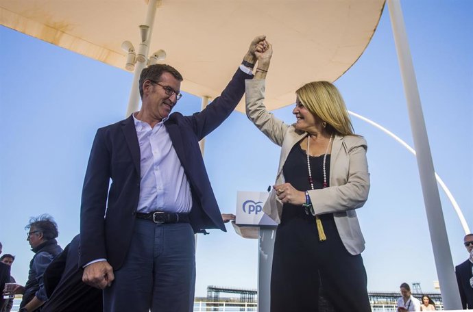 El presidente del PP, Alberto Núñez Feijóo, junto a la candidata a la Alcaldía de Huelva, Pilar Miranda.