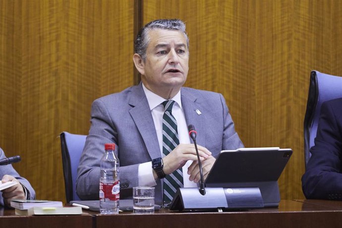 El consejero de Presidencia, Interior y Diálogo Social de la Junta de Andalucía, Antonio Sanz, comparece en la comisión de Presidencia, Interior, Diálogo Social y Simplicicación Administrativa en el Parlamento de Andalucía.