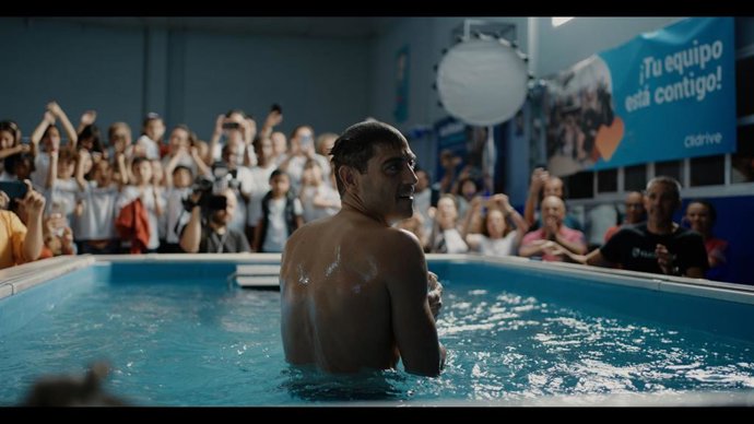 El deportista Pablo Fernández bate su propio récord Guinness al nadar la distancia más larga en una piscina a contracorriente al superar 104,4 kms en 24 horas con una fuerza contraria de 4,33 kms/h.