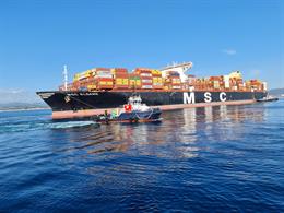 Un buque megaship atracando en el puerto de Algeciras.