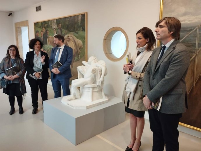 Autoridades y responsable de El Prado y el Bellas Artes junto a la escultura 'El mejor amigo'.