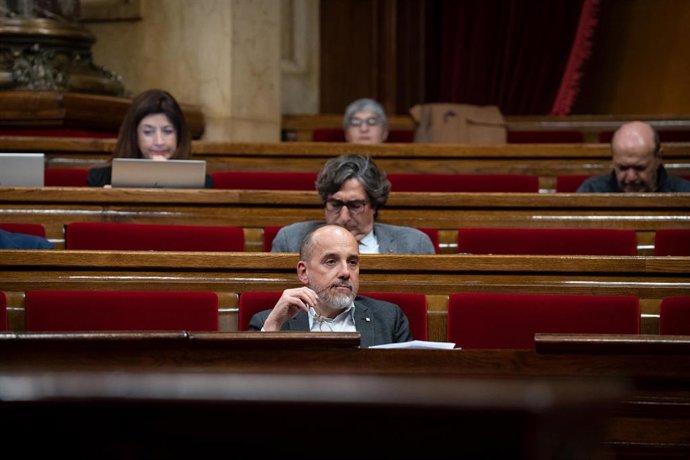 El conseller de Derechos sociales, Carles Campuzano, durante una sesión plenaria en el Parlament, a 21 de marzo de 2023.