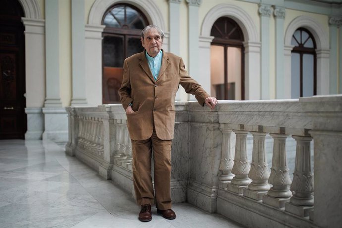 El escritor venezolano Rafael Cadenas, Premio Cervantes 2022, posa para los medios a su llegada a la sede de la Biblioteca Nacional 