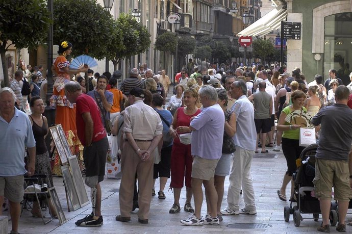 Archivo - Turistas en Palma.