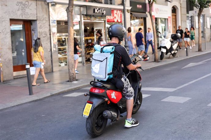 Archivo - Rider de Deliveroo por las calles de Madrid.