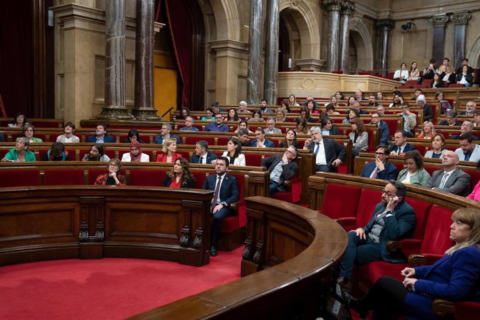 Vista general de una sesión plenaria en el Parlament, a 19 de abril de 2023, en Barcelona, Catalunya (España)