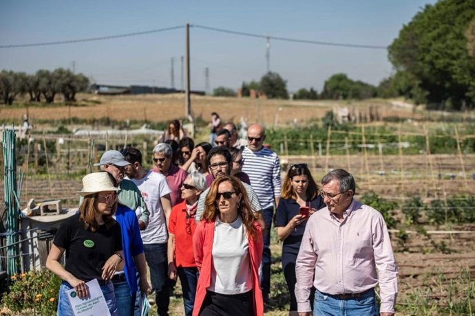La candidata de Más Madrid a la Presidencia, Mónica García, en el Parque Agrario de Fuenlabrada, acompañada del candidato en el municipio, Juanjo Jurado