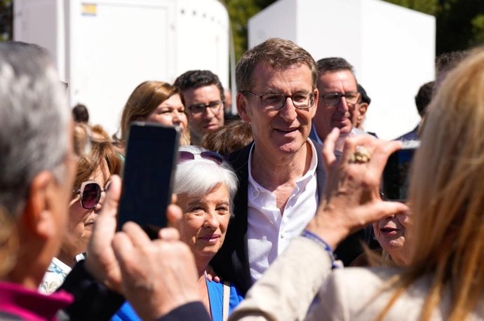 El Presidente Del Partido Popular, Alberto Núñez Feijóo, Participa En Un Acto Junto Al Presidente Provincial De Huelva, Manuel Andrés González, Y La Candidata Del PP A La Alcaldía De La Ciudad, Pilar Miranda.