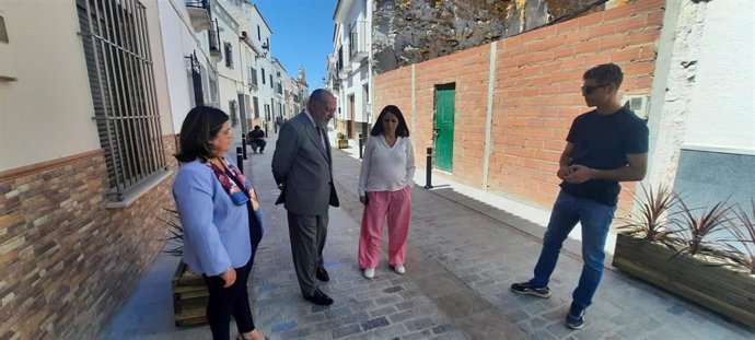 El presidente de la Diputación y la alcaldesa de Los Corrales visitan proyectos realizados con el Plan Contigo.