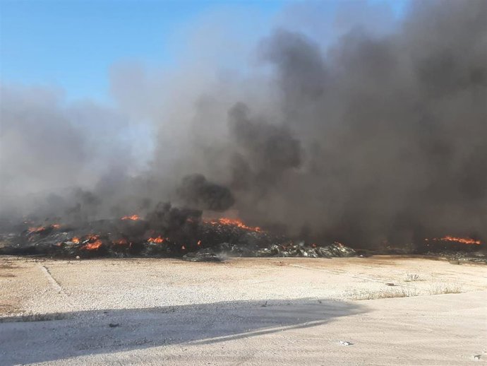 Imagen del incendio de neumáticos en Puente Genil.