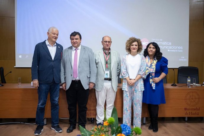 La presidenta de la Diputación, María Eugenia Limón, durante su intervención en la XIV Asamblea Internacional de Personas Laringectomizadas.