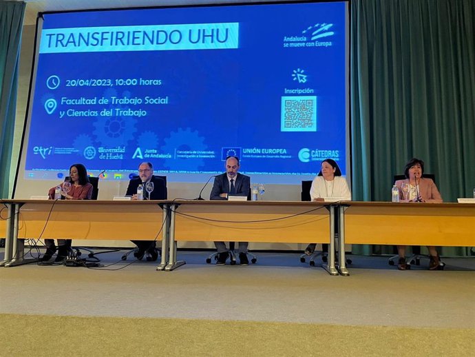 El director general de Planificación de la Investigación de la Junta de Andalucía, Librado Carrasco, durante el acto de inauguración de la jornada 'Transfiriendo UHU'.