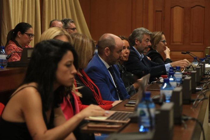 Bancada del PP en el Pleno con concejales de CS al fondo a la izquierda.