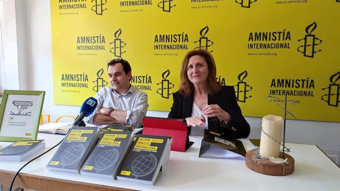 El presidente de Amnistía Internacional en Asturias, Gonzalo Olmo, ha ofrecido una rueda de prensa acompañado por la secretaria de Amnistía Internacional en Asturias, Conchita Fernández.