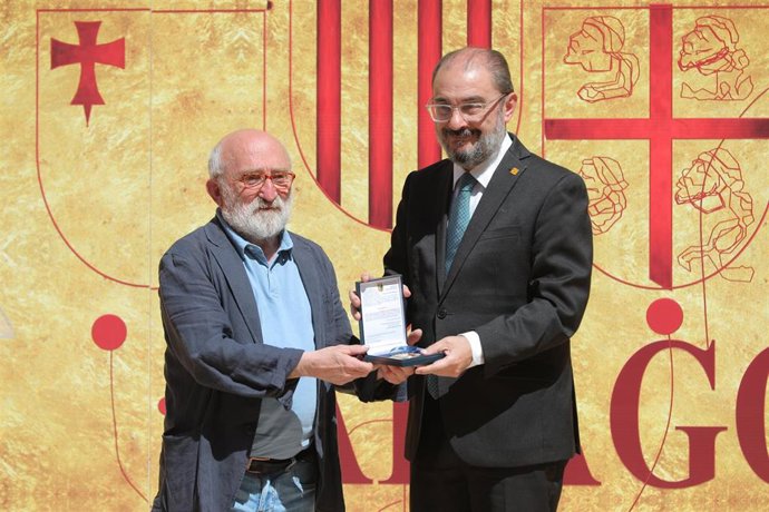 El presidente del Gobierno de Aragón, Javier Lambán, entrega la medalla al mérito profesional al sonidista Jesús Puerrto.