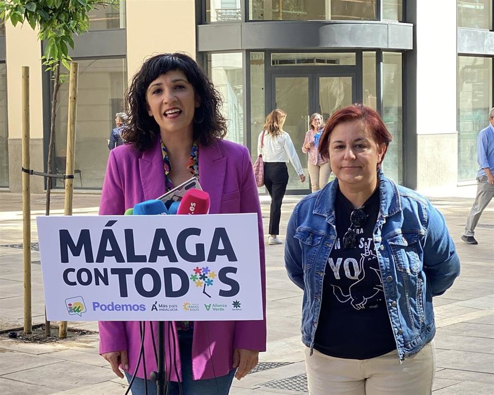 La candidata a la alcaldía de Málaga de la confluencia conformada por Izquierda Unida y Podemos, junto a Verdes Equo, Más País, Alianza Verde e Iniciativa del Pueblo Andaluz, Toni Morillas, y la candidata número 4 , Paqui Macías, en rueda de prensa