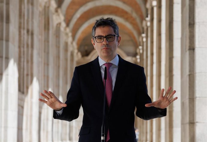 El ministro de la Presidencia, Relaciones con las Cortes y Memoria Democrática, Félix Bolaños, interviene durante su visita al mini campamento urbano Todo un palacio por descubrir en el Palacio Real, a 3 de marzo de 2023, en Madrid (España). A lo larg