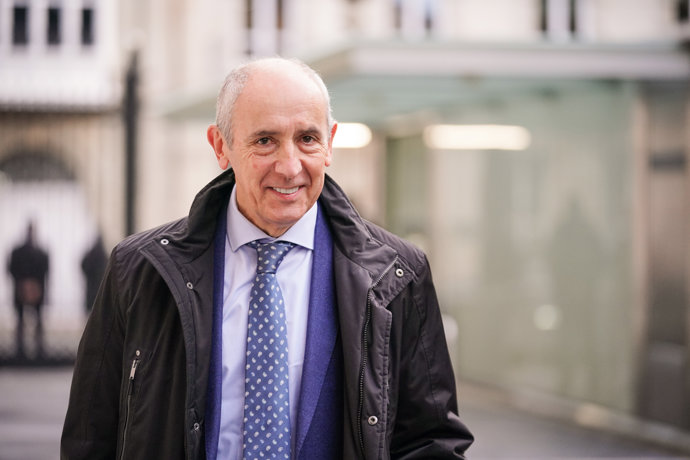 El vicelehendakari primero y consejero de Seguridad, Josu Erkoreka, a su llegada a una sesión plenaria en el Parlamento Vasco, a 9 de diciembre de 2022, en Vitoria-Gasteiz, Álava