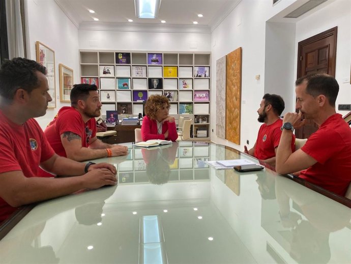 Imagen de la reunión con los bomberos.