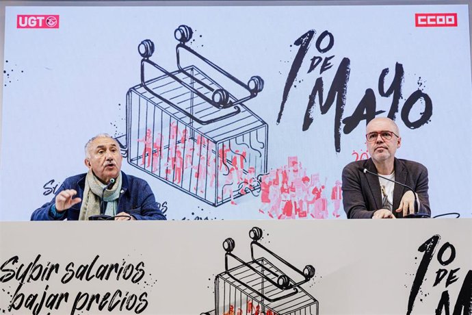 Los secretarios generales de UGT y CC00, Pepe Álvarez (i), y Unai Sordo (d), ofrecen una rueda de prensa en la sede de Comisiones Obreras (CCOO), a 20 de abril de 2023, en Madrid (España). 