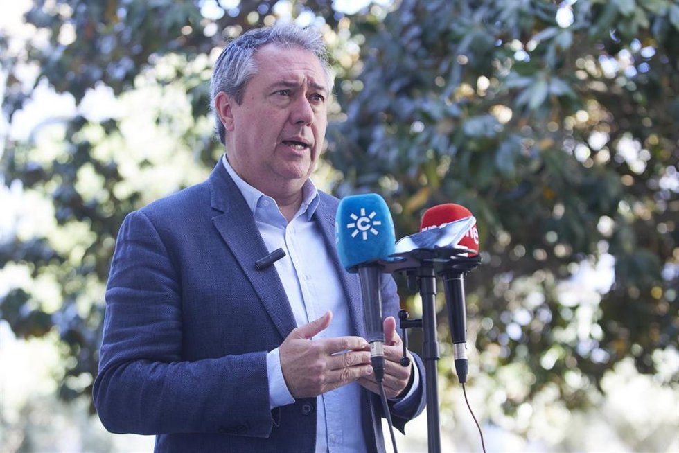 El secretario general del PSOE de Andalucía y presidente del Grupo Parlamentario Socialista, Juan Espadas, atiende a los medios tras la reunión con miembros de la FAMP y representantes de los servicios sociales y dependencia en el Parlamento.