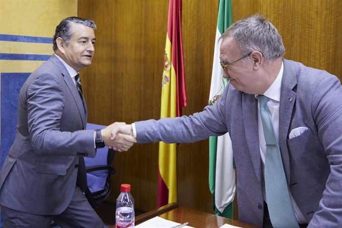 El consejero de la Presidencia, Antonio Sanz, este jueves a su llegada a la comisión parlamentaria.