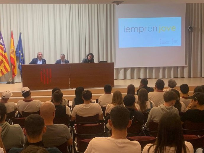 Entrega de los Premios Iemprnjove de formación profesional básica.