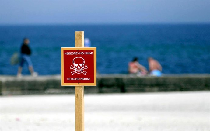 Archivo - May 28, 2022, Odesa, Ukraine: The 'Danger Mines' warning sign is pictured at a local beach in Odesa, southern Ukraine. This photo cannot be distributed in the Russian Federation.