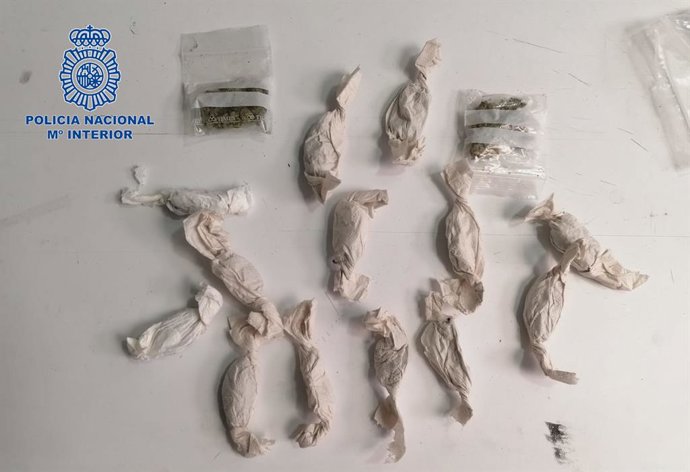 Envoltorios con parte de la sustancia intervenida durante las detenciones de los jóvenes.