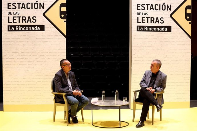 El escritor Salvador Gutiérrez, a la izquierda, con Lorenzo Silva, en la inauguración del nuevo Ciclo de Novela Negra de Estación de las Letras que impulsa el Ayuntamiento de La Rinconada.