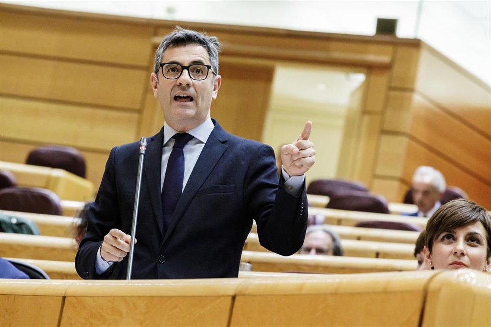 El ministro de la Presidencia, Relaciones con las Cortes y Memoria Democrática, Félix Bolaños, interviene durante una sesión de control al Gobierno en el Senado, a 18 de abril de 2023, en Madrid (España). Calviño ha abordado hoy, ante la Cámara Alta, el