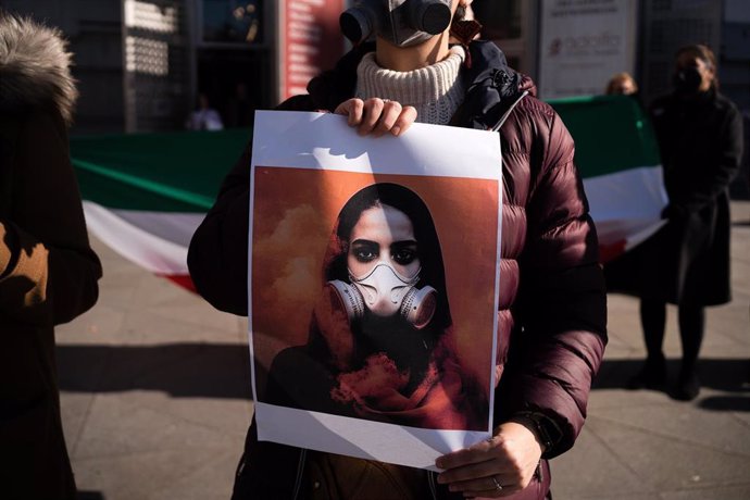 Archivo - Protesta en Madrid contra los casos de envenenamientos de niñas en ataques contra escuelas en Irán