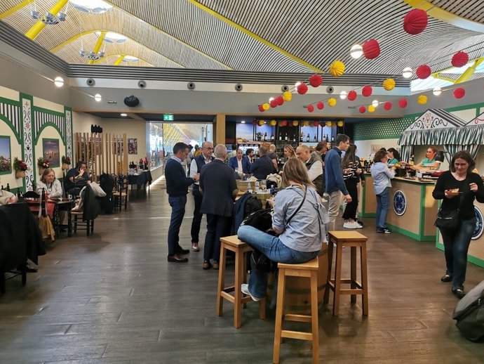 Andalucía se promociona en la sala VIP de Iberia en la T4 del aeropuerto de Madrid